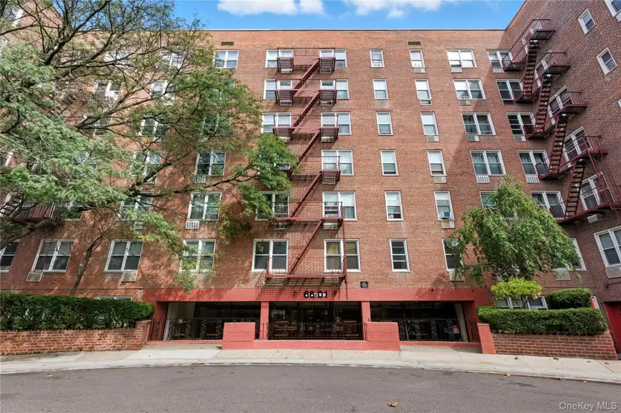 66-01 Burns #3V, Rego Park, NY 11374 - Image #2
