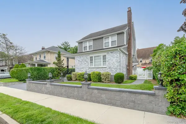 37 Keystone Place, Hewlett, NY 11557