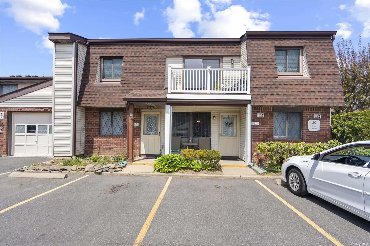 21 W Cambridge Drive Se #21, Copiague, NY 11726 - Image #1