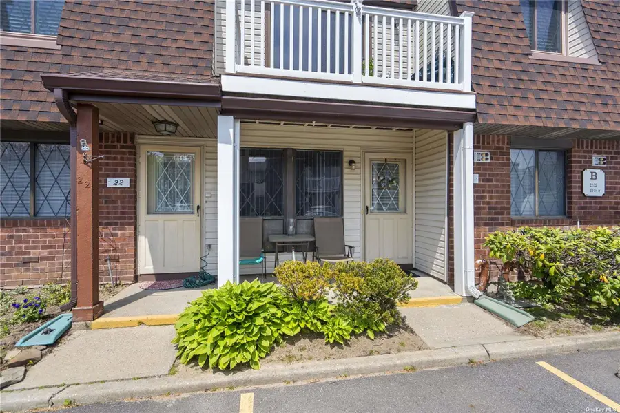 21 W Cambridge Drive Se #21, Copiague, NY 11726 - Image #2