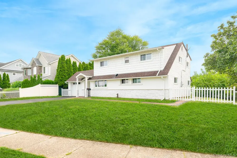 33 Ball Park Lane, Hicksville, NY 11801 - Image #3