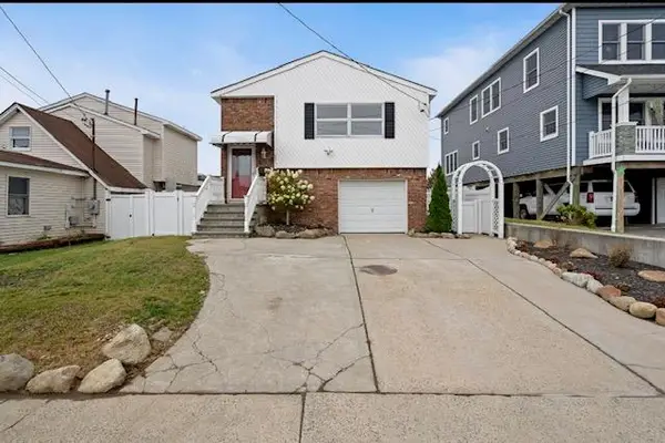 881 Surf Street, Lindenhurst, NY 11757