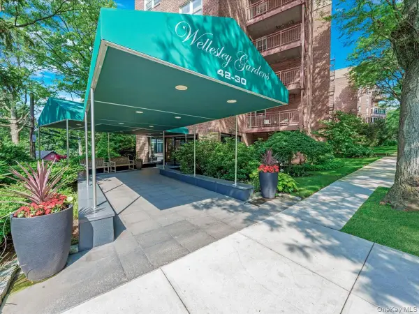 42-30 Douglaston Parkway #3L, Douglaston, NY 11363