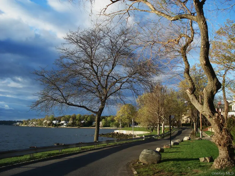 42-30 Douglaston Parkway #3L, Douglaston, NY 11363 - Image #3