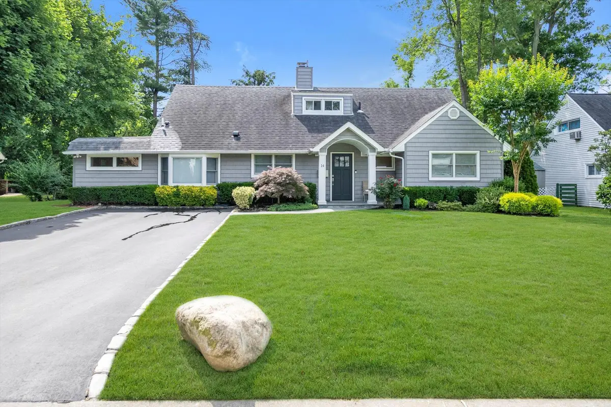 14 Ridge Drive E, Roslyn, NY 11576 - Image #1