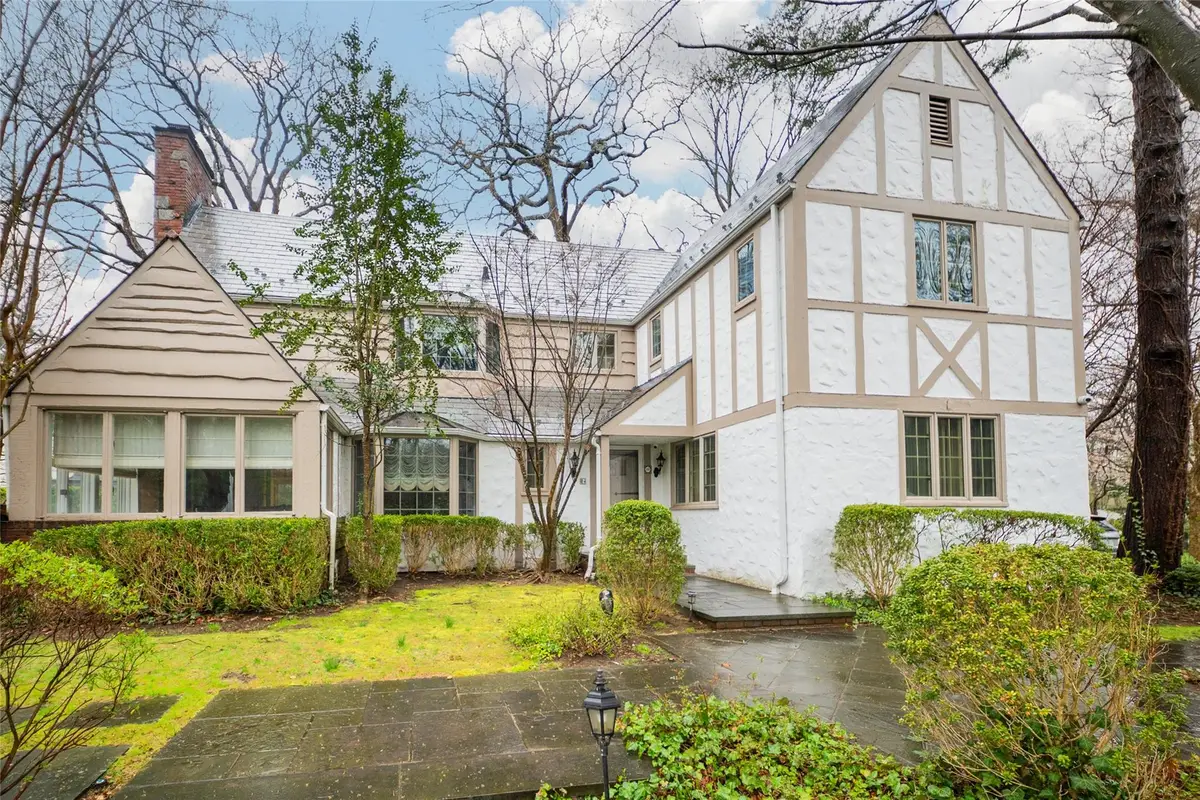 20 Sussex Road, Great Neck, NY 11020 - Image #1