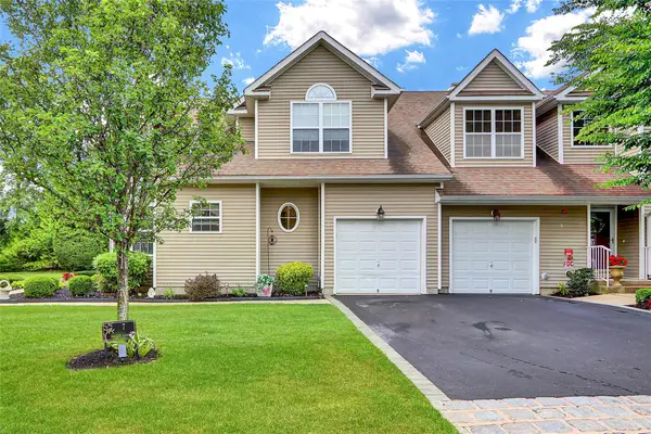 7 Halley Lane, Miller Place, NY 11764