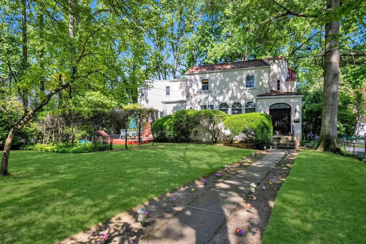 23 Burbury Lane, Great Neck, NY 11023 - Image #1