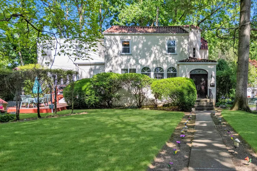 23 Burbury Lane, Great Neck, NY 11023 - Image #2