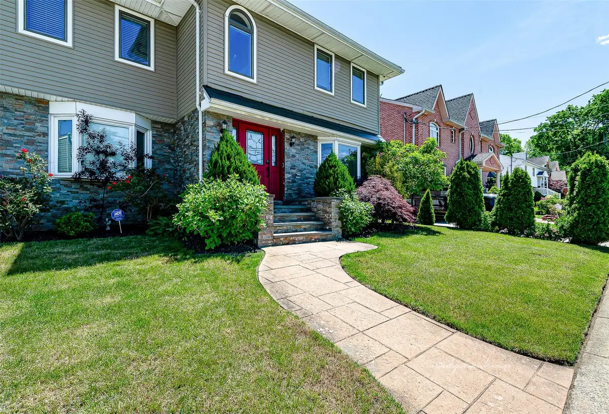 3 Grant Avenue, Albertson, NY 11507 - Image #1