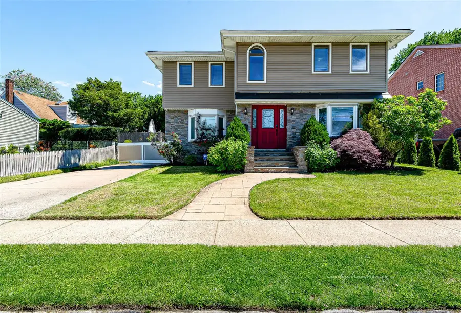 3 Grant Avenue, Albertson, NY 11507 - Image #2