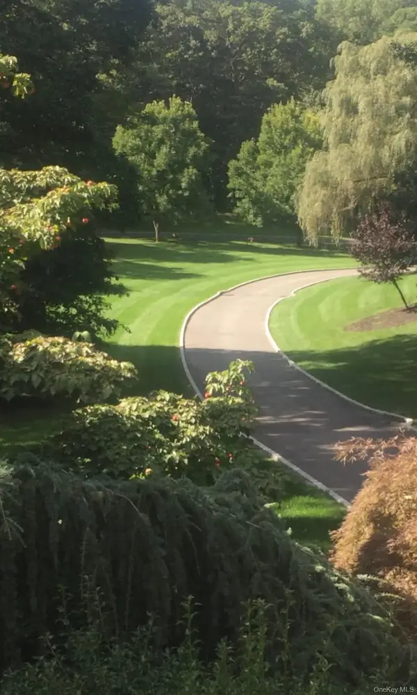 10 Bryan Meadow Path, Northport, NY 11768