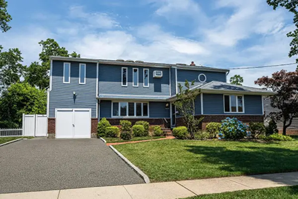 101 Toronto Avenue, Massapequa, NY 11758