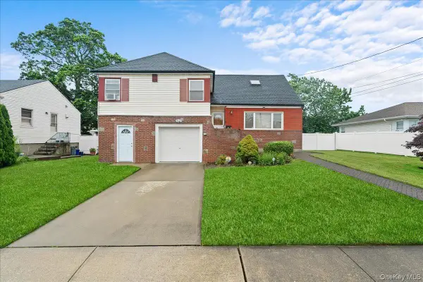 159 Branch Avenue, Freeport, NY 11520