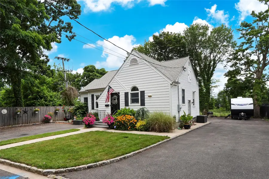 8 Dumond Place, Glen Head, NY 11545 - Image #2