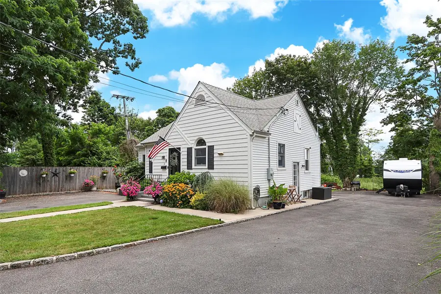 8 Dumond Place, Glen Head, NY 11545 - Image #3