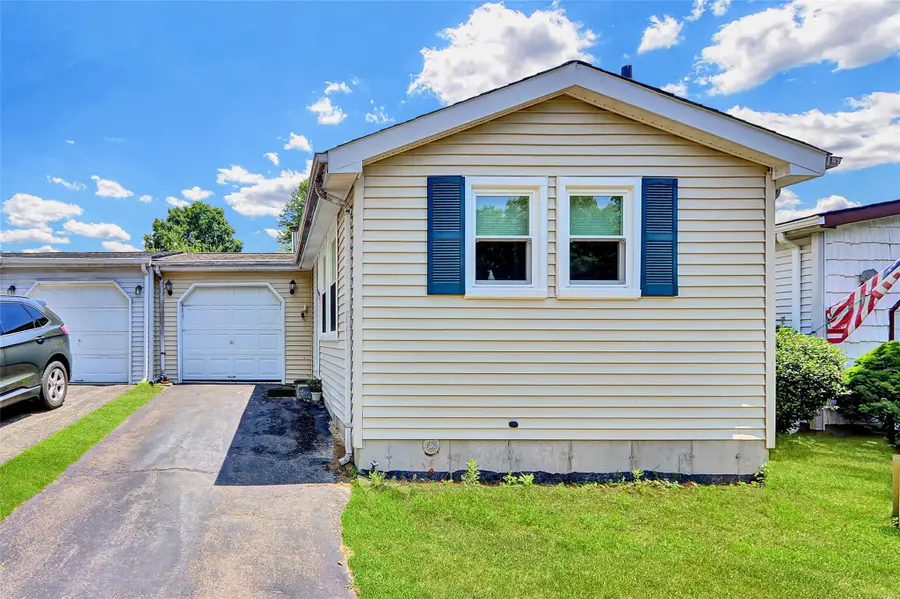 164 Village Circ W, Manorville, NY 11949 - Image #3