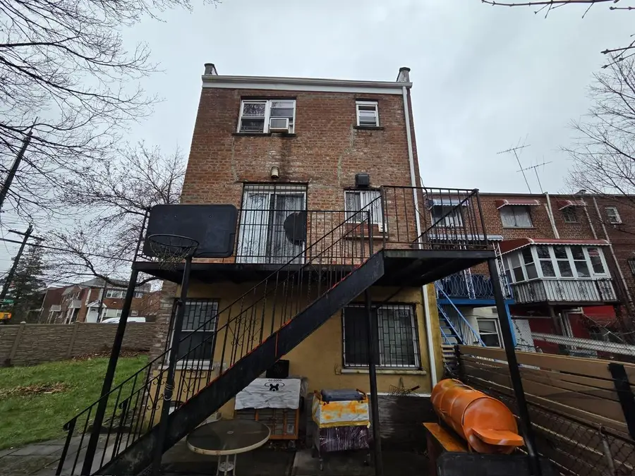 1073 E 233rd Street, Bronx, NY 10466 - Image #2