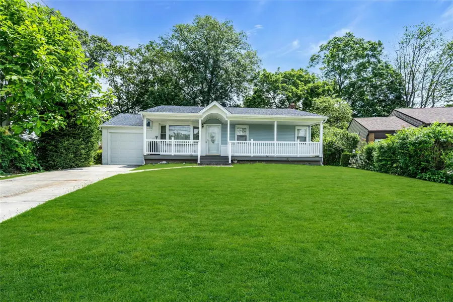 22 Robert Drive, Huntington, NY 11743 - Image #2