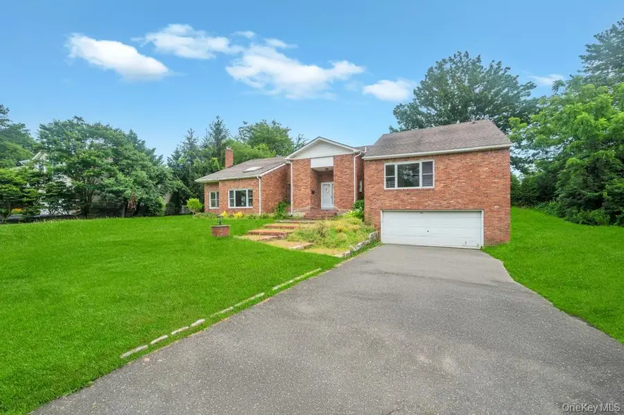 106 Woods Drive, Roslyn, NY 11576 - Image #2