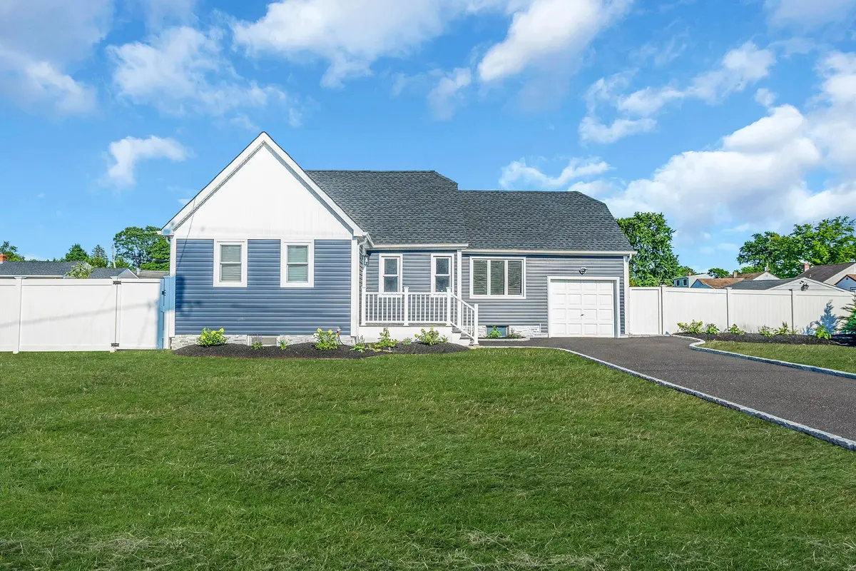 105 Commack Road, North Babylon, NY 11703 - Image #1