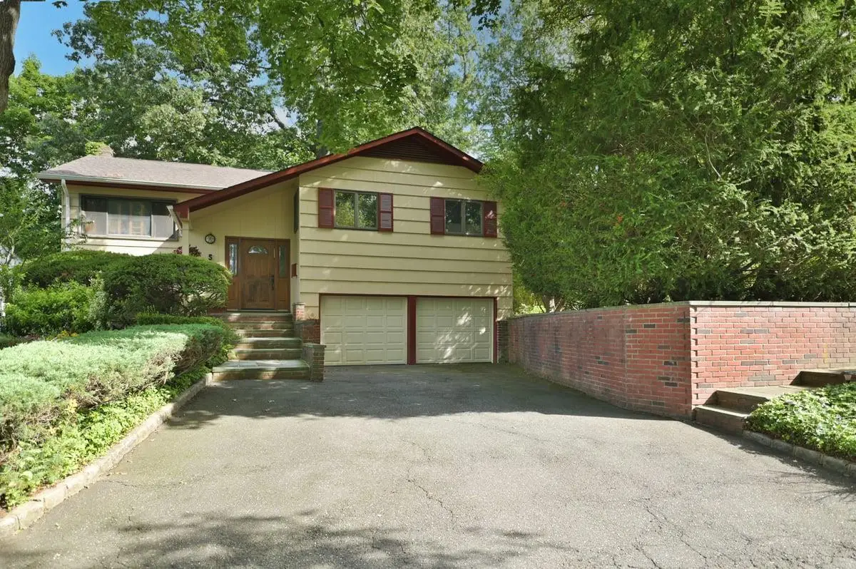 5 Radcliff Drive, Great Neck, NY 11024 - Image #1