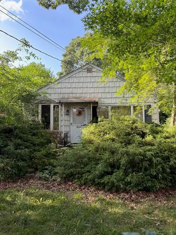 11 W Hemlock Street, Islip, NY 11751 - Image #1