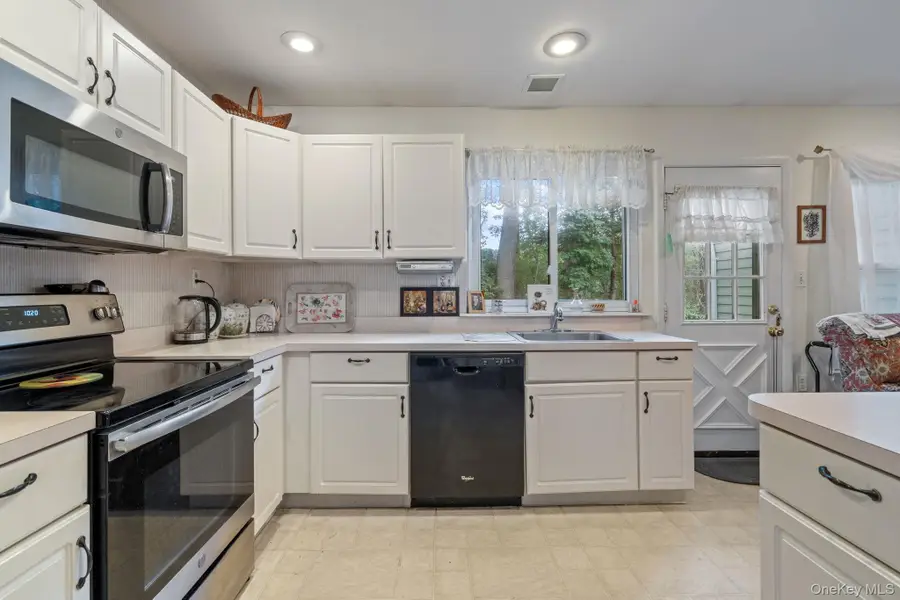 304 Kingston Court, Ridge, NY 11961 - Image #3