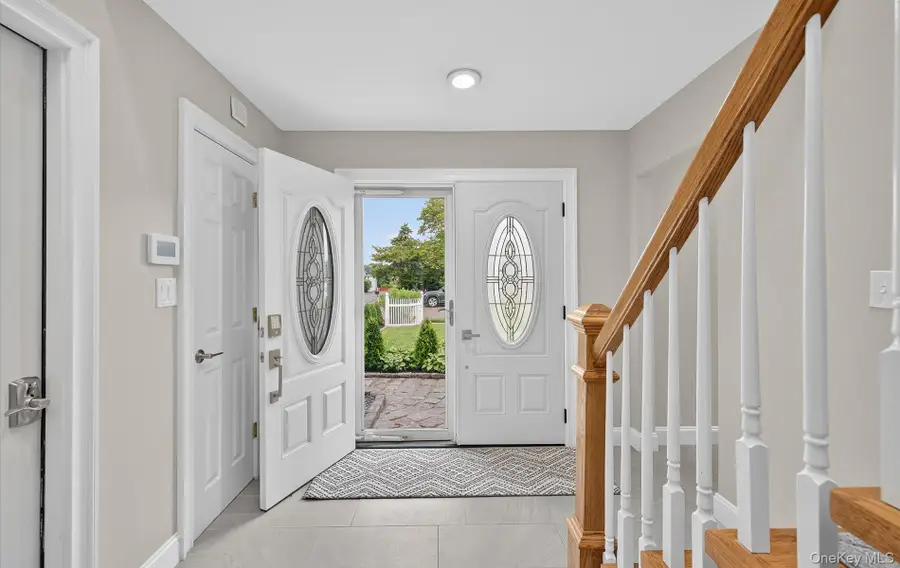 321 Lagoon Drive S, Copiague, NY 11726 - Image #2