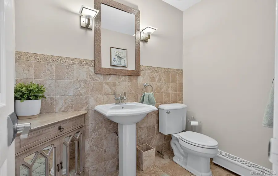 321 Lagoon Drive S, Copiague, NY 11726 - Image #3