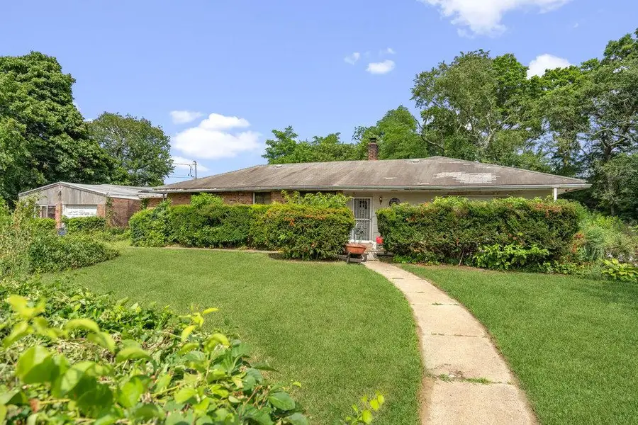 180 Baiting Place Road, Farmingdale, NY 11735 - Image #2