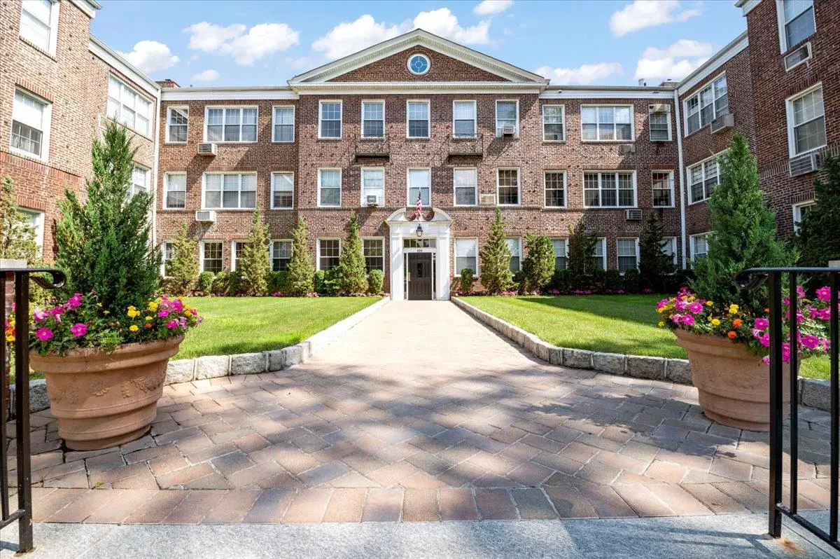 819 Broadway #1G, Woodmere, NY 11598 - Image #1