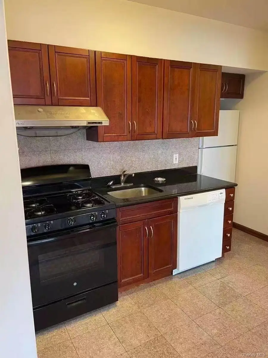 8827 53 Rd Avenue #2R, Elmhurst, NY 11373 - Image #2