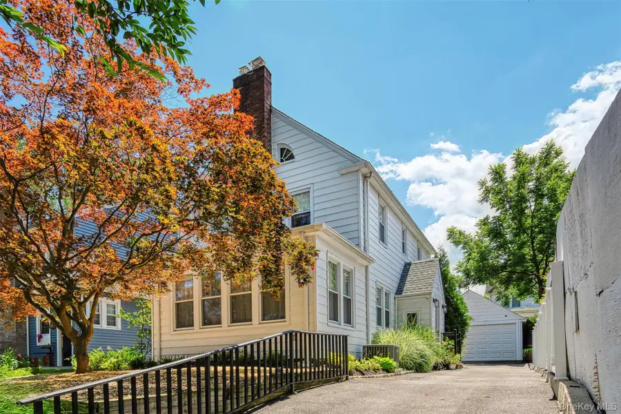 254-06 W End Drive, Great Neck, NY 11020 - Image #2