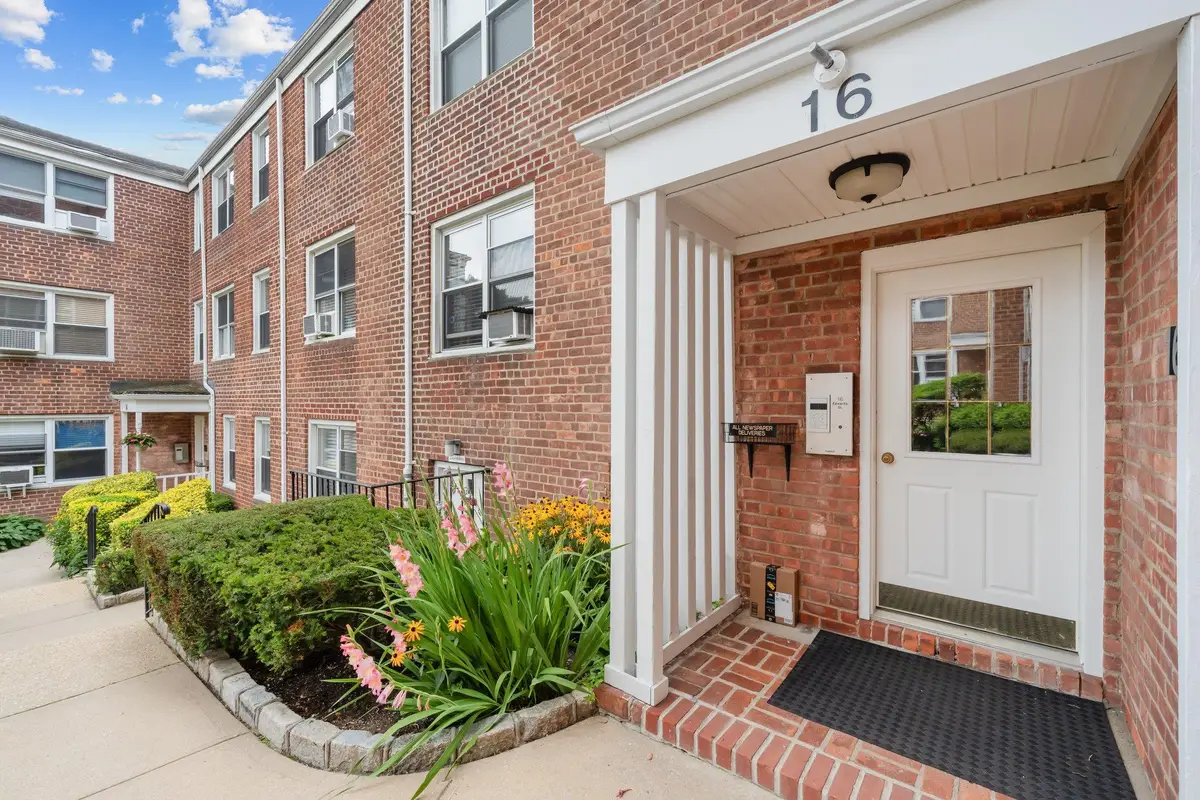 16 Edwards St #2G, Roslyn Heights, NY 11577 - Image #1