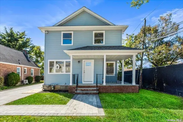 23 Flower Lane, New Hyde Park, NY 11040