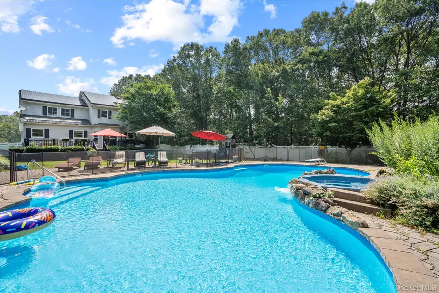 15 Victoria Court, Oakdale, NY 11769 - Image #3