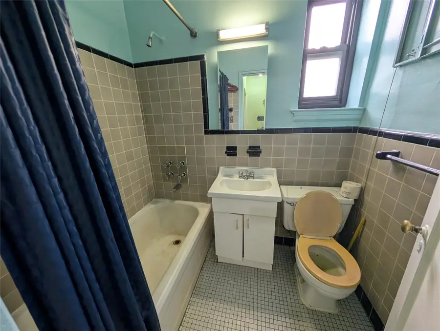 21-16 77 Street 2nd Floor, Astoria, NY 11370 - Image #3