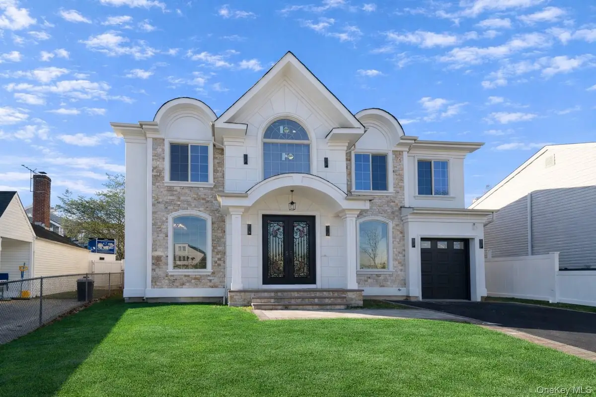 102 Cotton Lane, Levittown, NY 11756 - Image #1