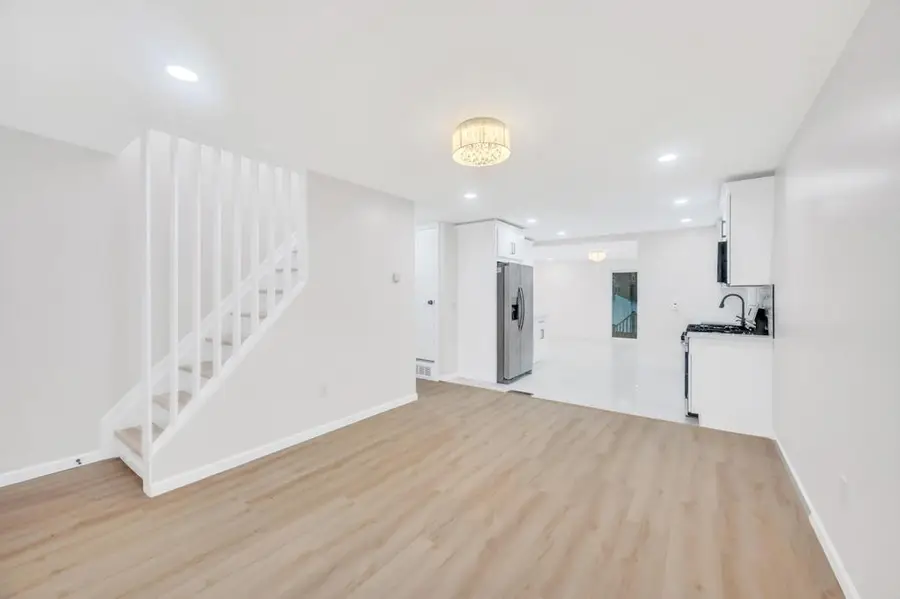 312 Abbington Court, Copiague, NY 11726 - Image #2