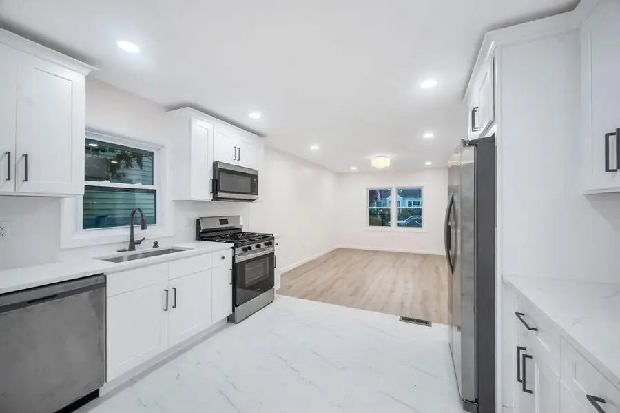 312 Abbington Court, Copiague, NY 11726 - Image #3