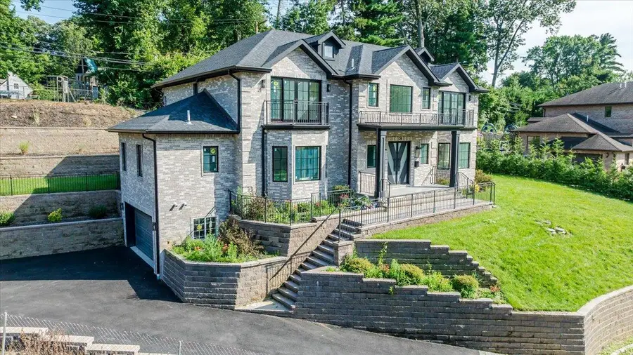 34 Woodland Place, Great Neck, NY 11021 - Image #2