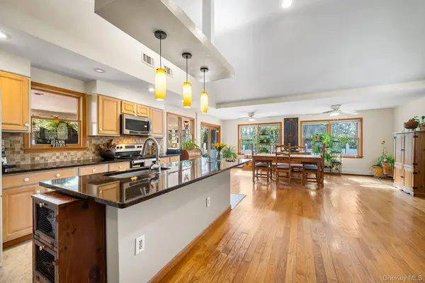 8 Oak Drive, New Windsor, NY 12553