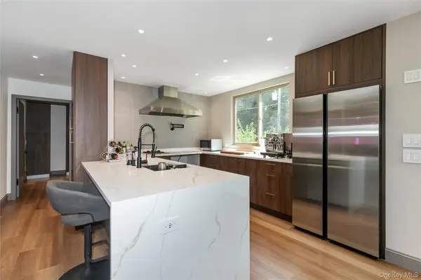 65 Oak Ridge Lane, Albertson, NY 11507