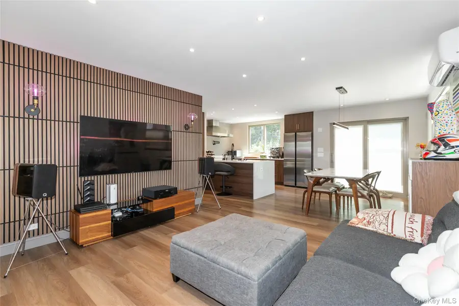 65 Oak Ridge Lane, Albertson, NY 11507 - Image #3