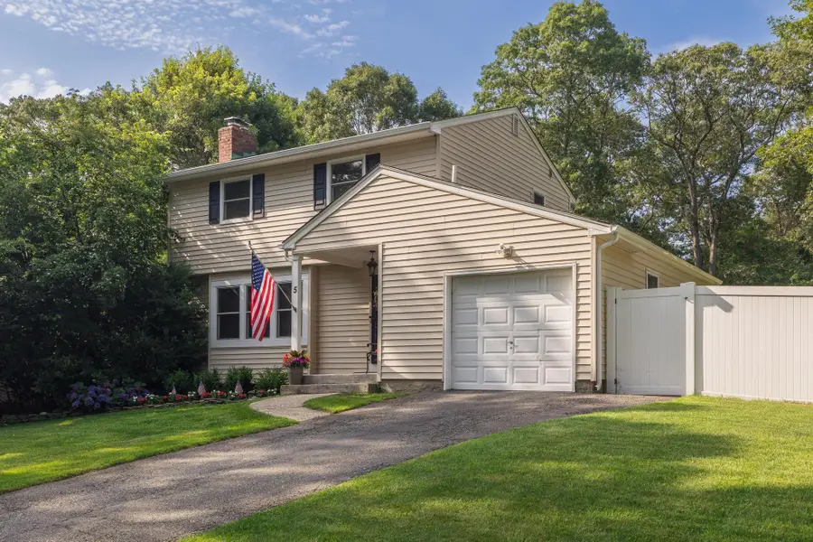 5 Monett Place, Greenlawn, NY 11740 - Image #2