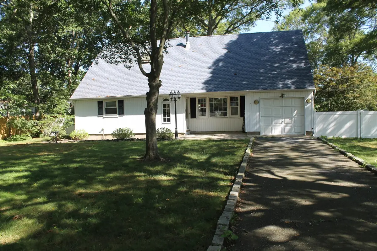 11 Roberts Road, Shirley, NY 11967 - Image #1