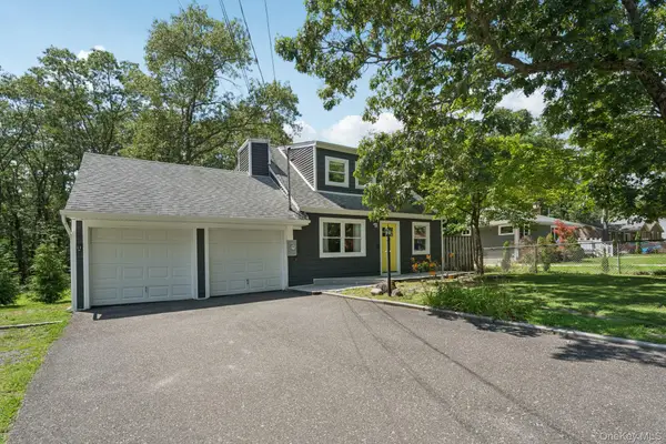 100 Panamoka Trail, Ridge, NY 11961