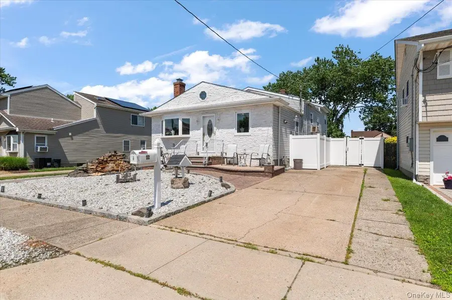 46 Knoll Street, Lindenhurst, NY 11757 - Image #2