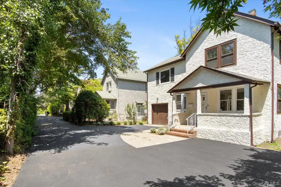 13 Potters Court, Great Neck, NY 11024 - Image #2